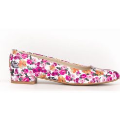 Kwiatowe balerinki w szpic - skóra naturalna - model 050 - kolor różowe kwiaty. Różowe baleriny damskie Zapato, w kwiaty, ze skóry, bez obcasa. Za 309,00 zł.