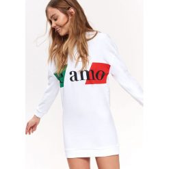 Wygodna bluza damska. Białe bluzy damskie Top Secret, na lato, z nadrukiem, z bawełny, bez rękawów, bez kaptura. W wyprzedaży za 79,99 zł.