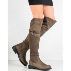 ELEGANCKIE MUSZKIETERKI Z KLAMRĄ. Kozaki damskie Ideal Shoes, z zamszu, eleganckie, bez obcasa, na klamry. Za 107,90 zł.