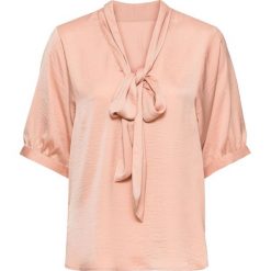 Bluzka oversize z krawatką bonprix różowy. Czerwone bluzki asymetryczne bonprix, z dekoltem w serek, z długim rękawem. Za 74,99 zł.