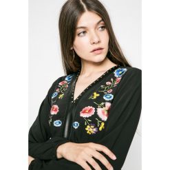 Silvian Heach - Sukienka. Czarne sukienki damskie Silvian Heach, na co dzień, s, bez wzorów, z poliesteru, eleganckie, z włoskim kołnierzykiem, bez rękawów, maxi, proste. W wyprzedaży za 359,90 zł.