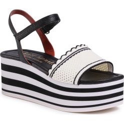 Sandały KATE SPADE - Highrise Spade K0090 Black/Optic White QRS. Czarne klapki damskie Kate Spade, bez wzorów, ze skóry, bez obcasa, na koturnie. W wyprzedaży za 509,00 zł.