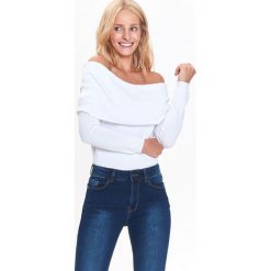Sweter długi rękaw damski dopasowany. Białe swetry damskie Top Secret, bez wzorów, z długim rękawem, długie, bez kaptura. W wyprzedaży za 39,99 zł.