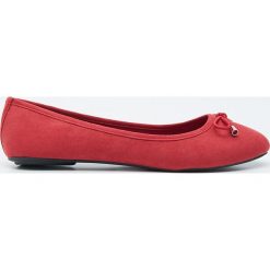 Baleriny z kokardką - Czerwony. Czerwone baleriny damskie Sinsay, bez wzorów, bez obcasa. Za 19,99 zł.