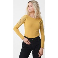 Żółty Sweter Kyla. Żółte swetry dziewczęce Born2be, bez wzorów, z koronki, z okrągłym kołnierzem, z długim rękawem, długie, bez kaptura. Za 79,99 zł.