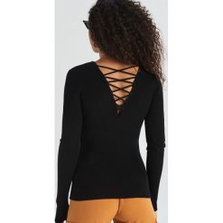Sweter z dekoltem na plecach - Czarny. Czarne swetry damskie Sinsay, s, bez wzorów, bez rękawów, bez kaptura. W wyprzedaży za 29,99 zł.