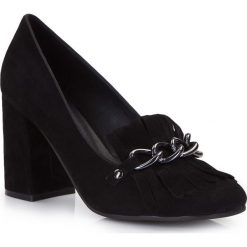 Buty damskie. Czarne czółenka damskie Wittchen, bez wzorów, ze skóry, bez obcasa, na obcasie. W wyprzedaży za 265,90 zł.