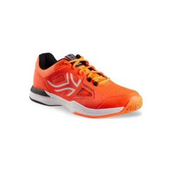 Buty tenisowe TS560 męskie na twardą nawierzchnię. Czerwone buty sportowe męskie marki ARTENGO, z poliesteru, bez zapięcia, tenisowe. Za 149,99 zł.
