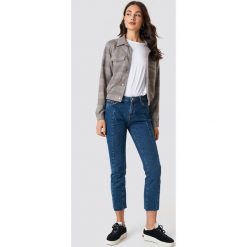 NA-KD Trend Jeansy z panelowymi wstawkami i średnim stanem - Blue. Niebieskie spodnie z wysokim stanem marki NA-KD Trend, z bawełny. Za 121,95 zł.