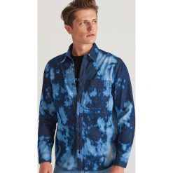 Koszula z motywem tie-dye - Granatowy. Niebieskie koszule męskie Reserved, s, bez wzorów, bez kołnierzyka, bez rękawów. Za 139,99 zł.