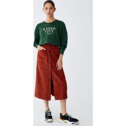 Bluza basic z napisem. Szare bluzy damskie Pull&Bear, z napisami, bez rękawów, bez kaptura. Za 39,90 zł.
