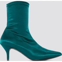 NA-KD Shoes Satynowe botki z miękką cholewką - Green. Zielone botki damskie NA-KD Shoes, z satyny, na niskim obcasie, na obcasie, bez zapięcia. W wyprzedaży za 101,47 zł.