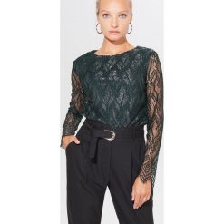 Koronkowa bluzka - Khaki. Brązowe bluzki damskie Mohito, s, bez wzorów, z koronki, bez kołnierzyka, bez rękawów. Za 79,99 zł.