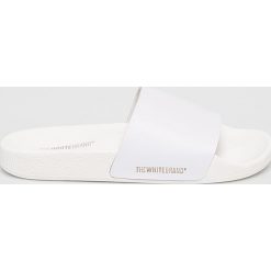 TheWhiteBrand - Klapki. Białe klapki damskie TheWhiteBrand, bez wzorów, ze skóry, bez obcasa, na obcasie. W wyprzedaży za 99,90 zł.