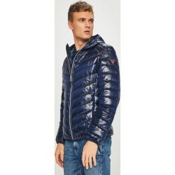 Guess Jeans - Kurtka. Niebieskie płaszcze męskie Guess Jeans, xl, z aplikacjami, z poliesteru, krótkie, z kapturem. W wyprzedaży za 399,90 zł.