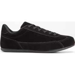 Sneakersy bonprix czarny. Czarne sneakersy męskie bonprix, na sznurówki. Za 37,99 zł.