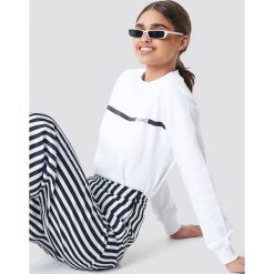 Bluzy damskie: NA-KD Urban Bluza J'adore - White