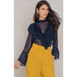 Bluzki damskie: Rut&Circle Bluzka z falbaną Agnes – Blue,Navy