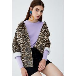 Krótki sweter z okrągłym dekoltem. Czerwone swetry klasyczne damskie Pull&Bear, z okrągłym kołnierzem. Za 59,90 zł.