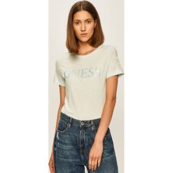 Guess Jeans - T-shirt. Niebieskie bluzki damskie Guess Jeans, s, z nadrukiem, z bawełny, casualowe, z okrągłym kołnierzem. W wyprzedaży za 89,90 zł.