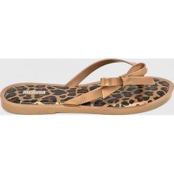 Melissa - Japonki Flip Flop Animal. Pomarańczowe klapki damskie Melissa, bez wzorów, z materiału, bez obcasa, na obcasie. W wyprzedaży za 199,90 zł.