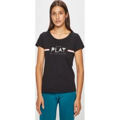 Only Play - T-shirt. Czerwone bluzki damskie Only Play, s, z nadrukiem, z bawełny, z okrągłym kołnierzem. W wyprzedaży za 49,90 zł.
