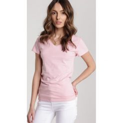 Jasnoróżowy T-shirt Mirasura. Różowe bluzki damskie Renee, s, bez wzorów, z dzianiny, z okrągłym kołnierzem. Za 29,99 zł.