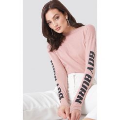 NA-KD Top z długim rękawem Boy Burn - Pink. Różowe topy damskie NA-KD, z nadrukiem, z okrągłym kołnierzem. W wyprzedaży za 32,38 zł.