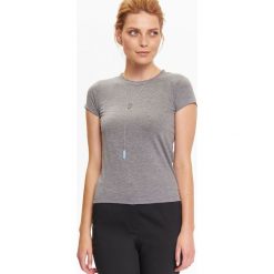 T-SHIRT KRÓTKI RĘKAW DAMSKI GŁADKI. Szare t-shirty damskie marki Top Secret, z dzianiny, klasyczne, z klasycznym kołnierzykiem. W wyprzedaży za 9,99 zł.