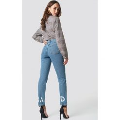 Spodnie damskie: NA-KD Jeansy z logo - Blue
