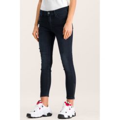Jeansy Skinny Fit Tommy Jeans Dynamic Stretch DW0DW07319. Niebieskie jeansy damskie Tommy Jeans. W wyprzedaży za 299,00 zł.