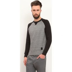 BLUZA NIEROZPINANA MĘSKA REGLAN, KLASYCZNA. Szare bluzy męskie Top Secret, s, bez wzorów, z dzianiny, klasyczne, z kapturem, bez rękawów, bez kaptura. W wyprzedaży za 49,99 zł.