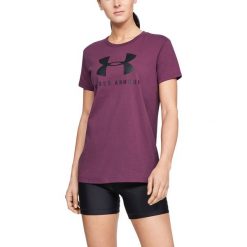Under Armour Sportstyle Classic Koszulka Fioletowy. Fioletowe koszulki damskie Under Armour, l, z nadrukiem, z bawełny, bez kołnierzyka, z krótkim rękawem. Za 119,95 zł.