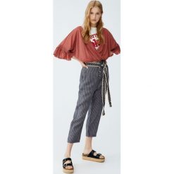Spodnie jogging z guzikami z przodu. Szare spodnie damskie Pull&Bear. Za 79,90 zł.