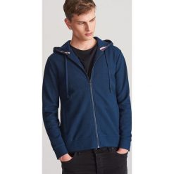 Rozpinana bluza z kapturem - Granatowy. Niebieskie bluzy męskie Reserved, s, bez wzorów, z kapturem, bez rękawów, z kapturem. Za 89,99 zł.