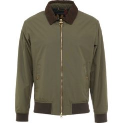 Barbour CORPACH CASUAL Kurtka Bomber olive. Brązowe kurtki męskie Barbour, m, bez wzorów, z materiału, casualowe. Za 839,00 zł.