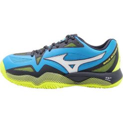 Mizuno WAVE INTENSE TOUR 4 CC Obuwie do tenisa Outdoor diva blue/white/dark shadow. Niebieskie buty sportowe męskie marki Mizuno, z tworzywa sztucznego, bez zapięcia, outdoorowe, mizuno wave. W wyprzedaży za 365,40 zł.
