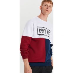 Trójkolorowa bluza z nadrukiem - Biały. Białe bluzy męskie Cropp, s, z nadrukiem, bez kołnierzyka, bez rękawów, bez kaptura. W wyprzedaży za 49,99 zł.