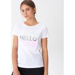 T-shirt z cekinową aplikacją - Biały. Białe t-shirty damskie House, s, z aplikacjami, bez kołnierzyka. W wyprzedaży za 19,99 zł.
