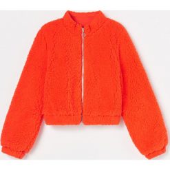 Bluza typu teddy bear - Czerwony. Czerwone bluzy damskie Reserved, bez wzorów, bez rękawów, bez kaptura. W wyprzedaży za 29,99 zł.