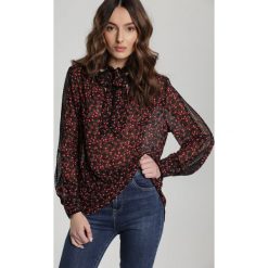Czarna Bluzka Ianasiphe. Czarne bluzki damskie Renee, s, w koronkowe wzory, z tkaniny, ze stójką, bez rękawów. Za 79,99 zł.