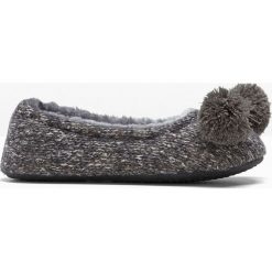 Kapcie bonprix szary. Szare baleriny damskie bonprix, bez wzorów, bez obcasa. Za 49,99 zł.