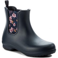 Kalosze CROCS - Freesail Chelsea Boot W 204630 Navy/Floral. Niebieskie buty zimowe damskie Crocs, z materiału. Za 219,00 zł.
