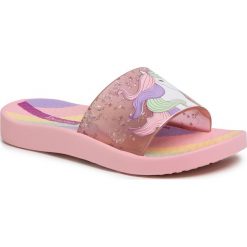 Klapki IPANEMA - Urban Slide Kids 26325 Pink/Pink Glitter. Różowe sandały dziewczęce Ipanema, z tworzywa sztucznego, bez zapięcia. Za 79,99 zł.