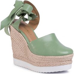 Espadryle EVA MINGE - EM-44-07-000541 115. Zielone espadryle damskie Eva Minge, bez wzorów, ze skóry, bez obcasa, na obcasie. W wyprzedaży za 319,00 zł.
