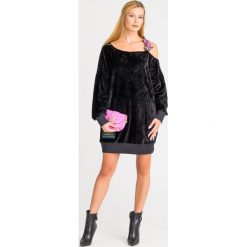 SUKIENKA Versace Jeans Couture. Czarne sukienki damskie Versace Jeans Couture, na imprezę, uniwersalny, z aplikacjami, z jeansu, z okrągłym kołnierzem, bez rękawów. Za 1060,95 zł.