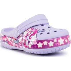 Klapki CROCS - Funlab Unicorn Band Cg K 206270 Lavender. Fioletowe sandały dziewczęce Crocs, z tworzywa sztucznego, bez zapięcia. Za 149,00 zł.