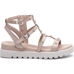 Sandały TAMARIS - 1-28230-22 Beige 400. Brązowe klapki damskie Tamaris, z aplikacjami, ze skóry, bez obcasa, na obcasie. W wyprzedaży za 189,00 zł.