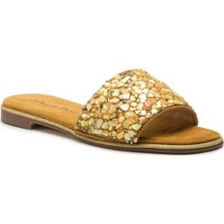 Klapki ALMA EN PENA - V19910 Suede Moustard. Żółte klapki damskie Alma en Pena, z aplikacjami, ze skóry, bez obcasa, na obcasie. W wyprzedaży za 269,00 zł.