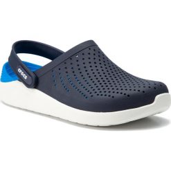 Klapki CROCS - Literide Clog 204592 Navy/White. Niebieskie klapki damskie Crocs, bez wzorów, z tworzywa sztucznego, bez obcasa. W wyprzedaży za 189,00 zł.